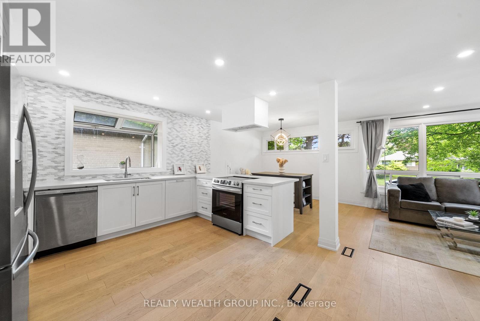 Photo 29 of 39 Treadgold Crescent, Toronto ON