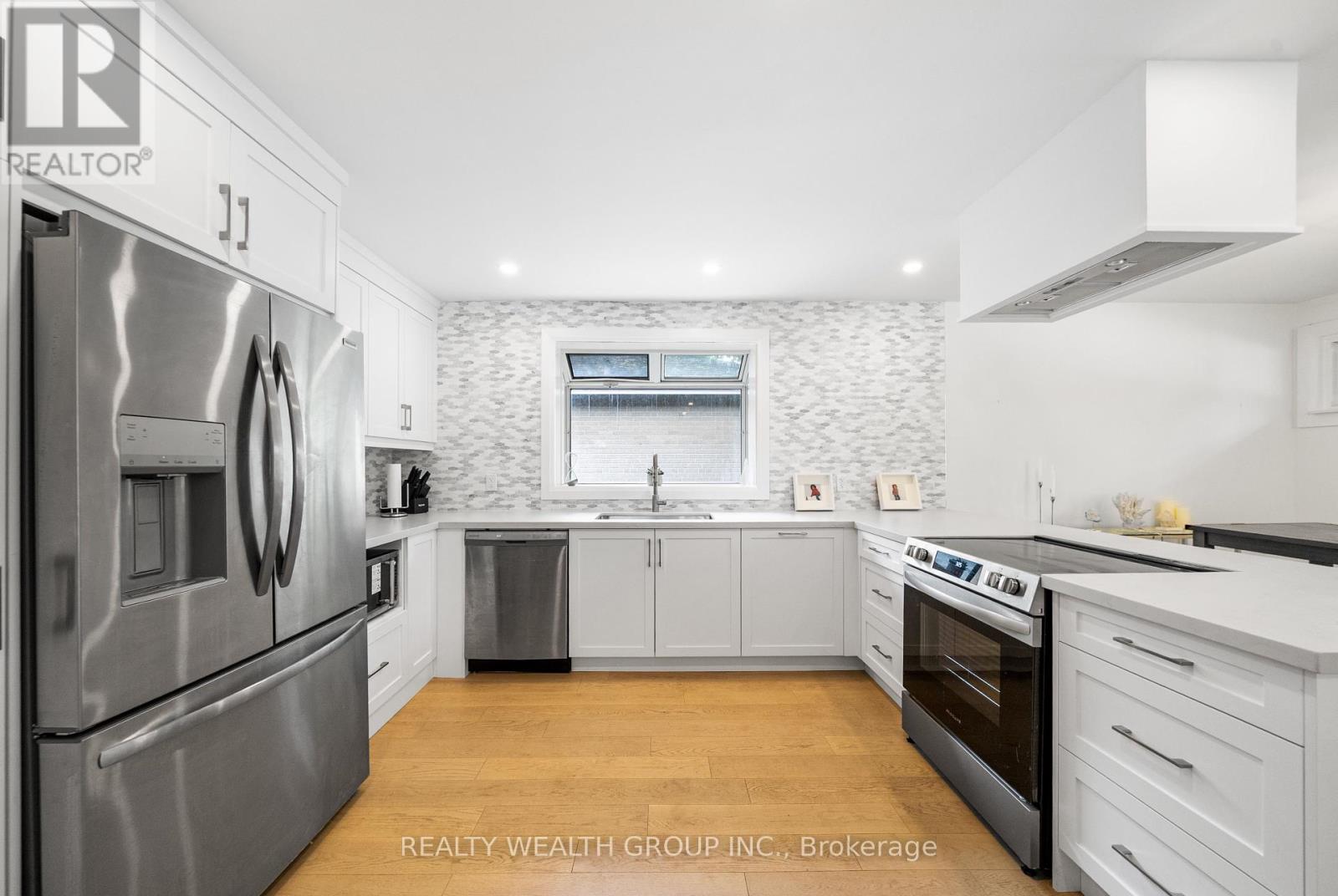 Photo 5 of 39 Treadgold Crescent, Toronto ON