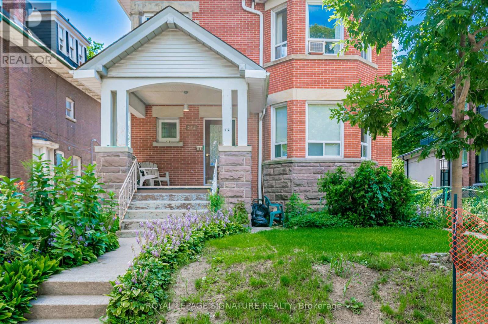Photo 2 of 2 A 382 Palmerston Boulevard, Toronto ON