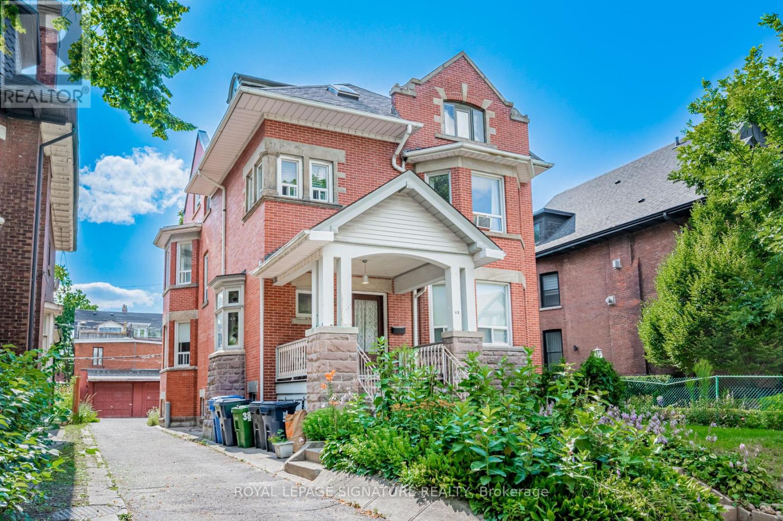 Photo 4 of 2 A 382 Palmerston Boulevard, Toronto ON