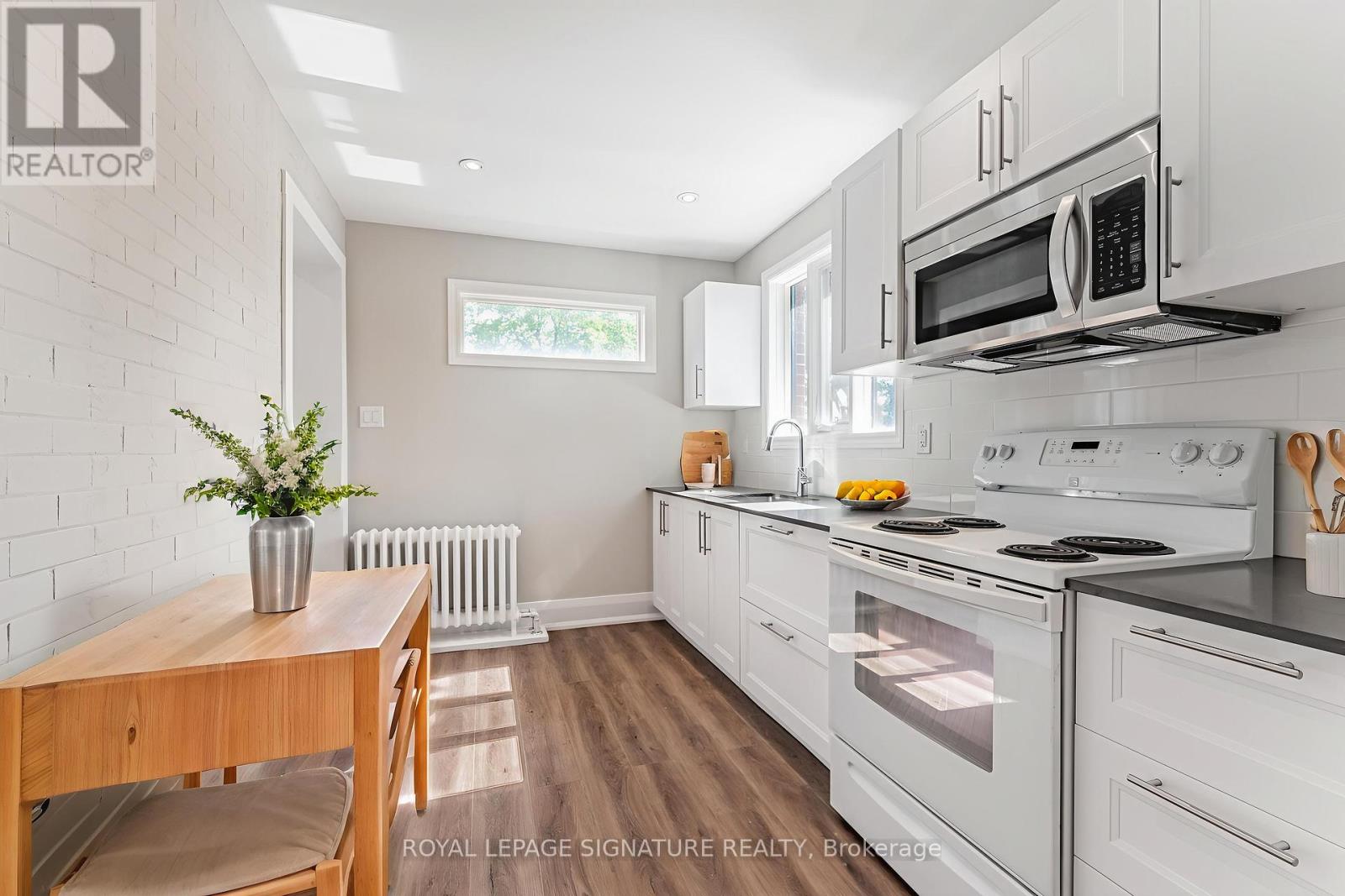 Photo 10 of 2 A 382 Palmerston Boulevard, Toronto ON