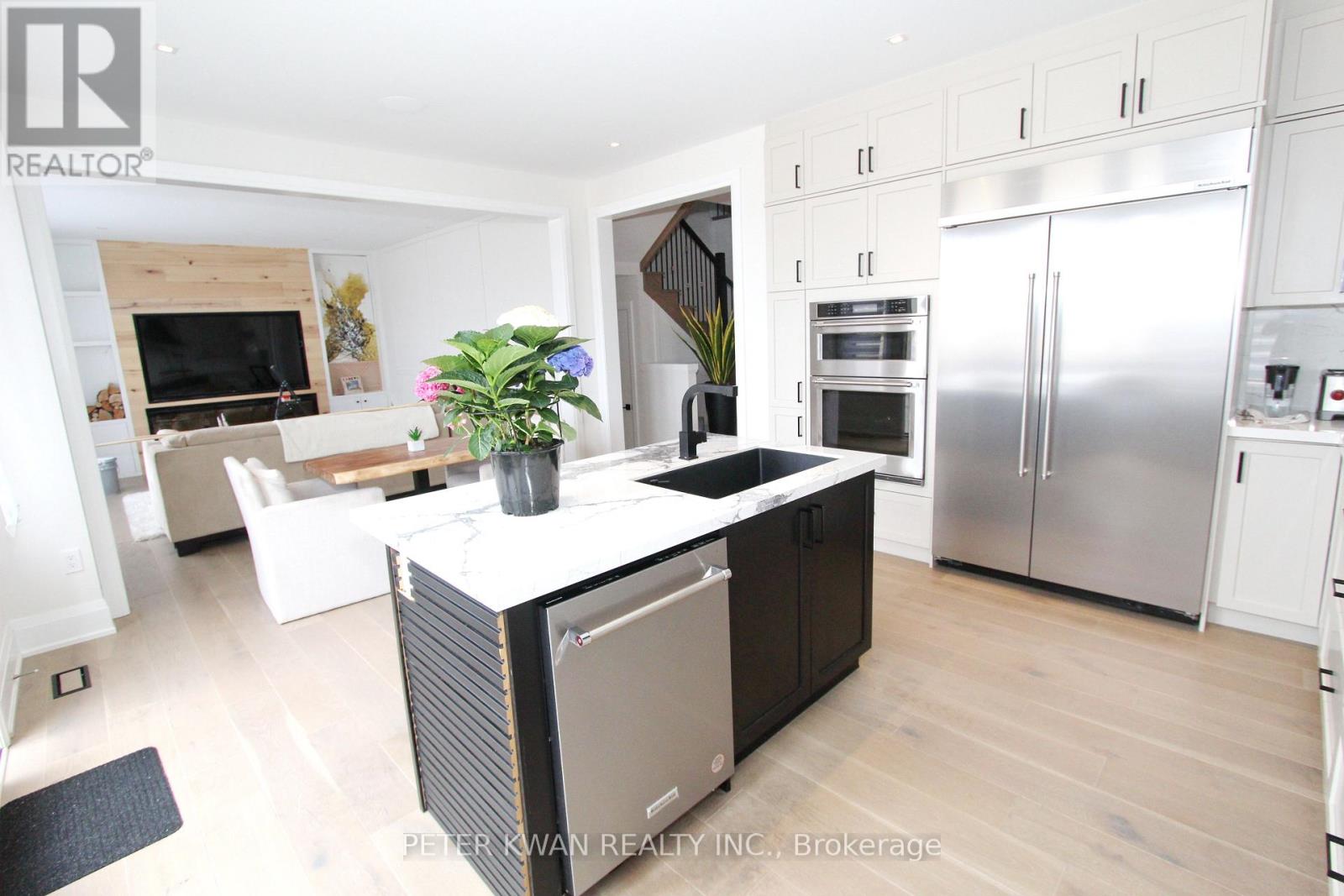 Photo 8 of 61 Strathgreen Lane, Georgina ON