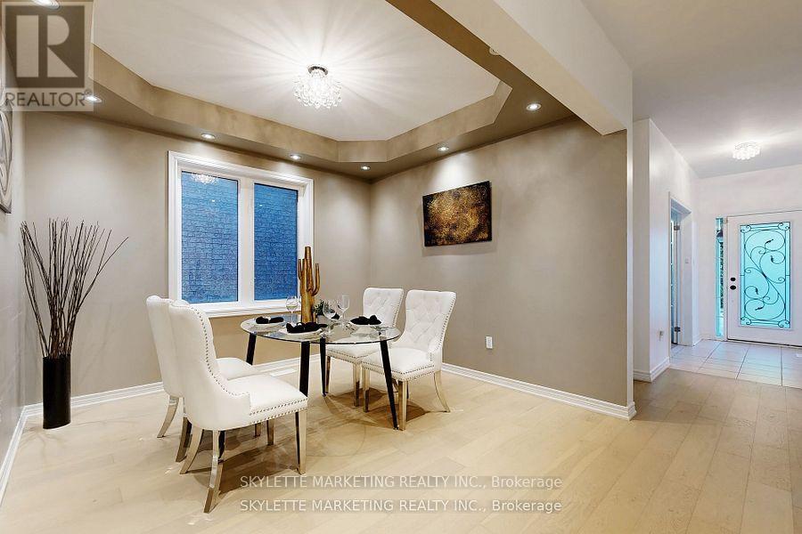 Photo 37 of 237 Woodspring Avenue, Newmarket ON