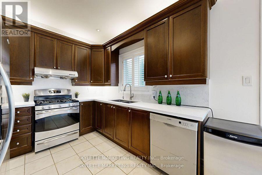 Photo 17 of 237 Woodspring Avenue, Newmarket ON