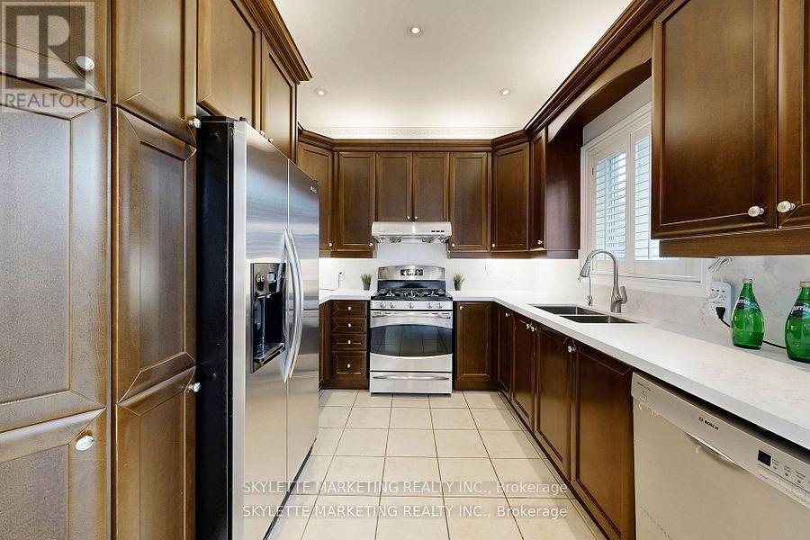 Photo 27 of 237 Woodspring Avenue, Newmarket ON