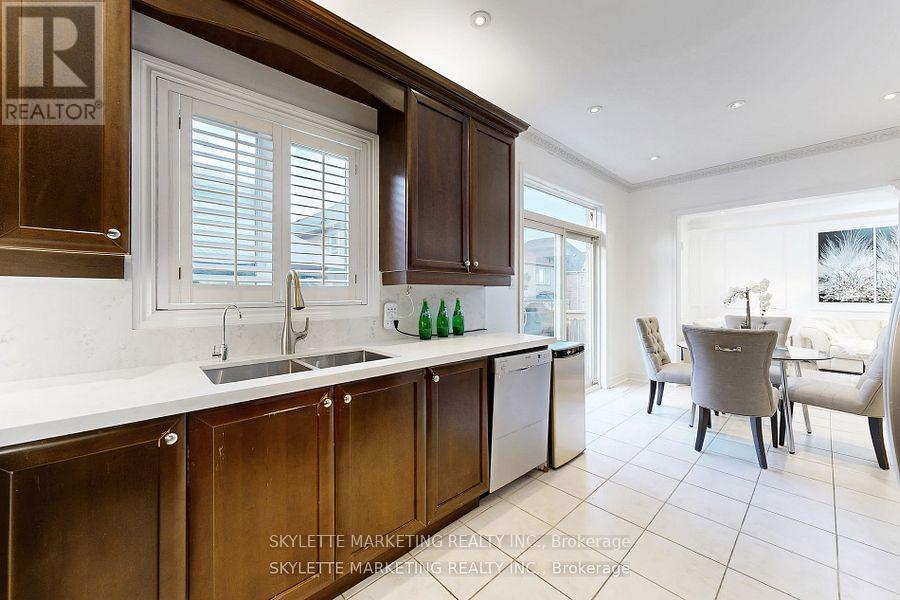 Photo 24 of 237 Woodspring Avenue, Newmarket ON