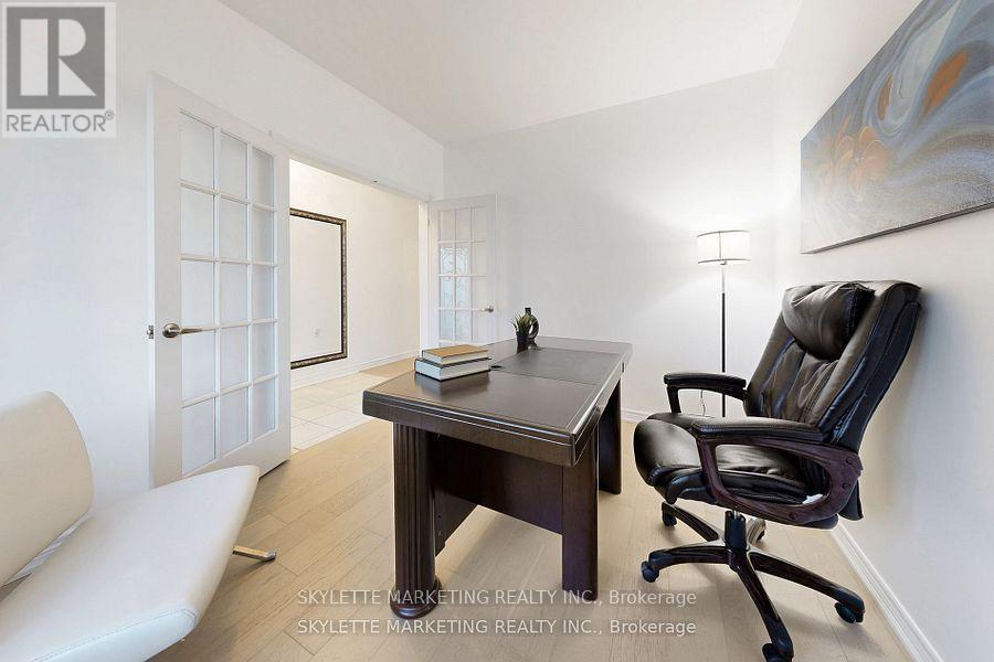 Photo 33 of 237 Woodspring Avenue, Newmarket ON