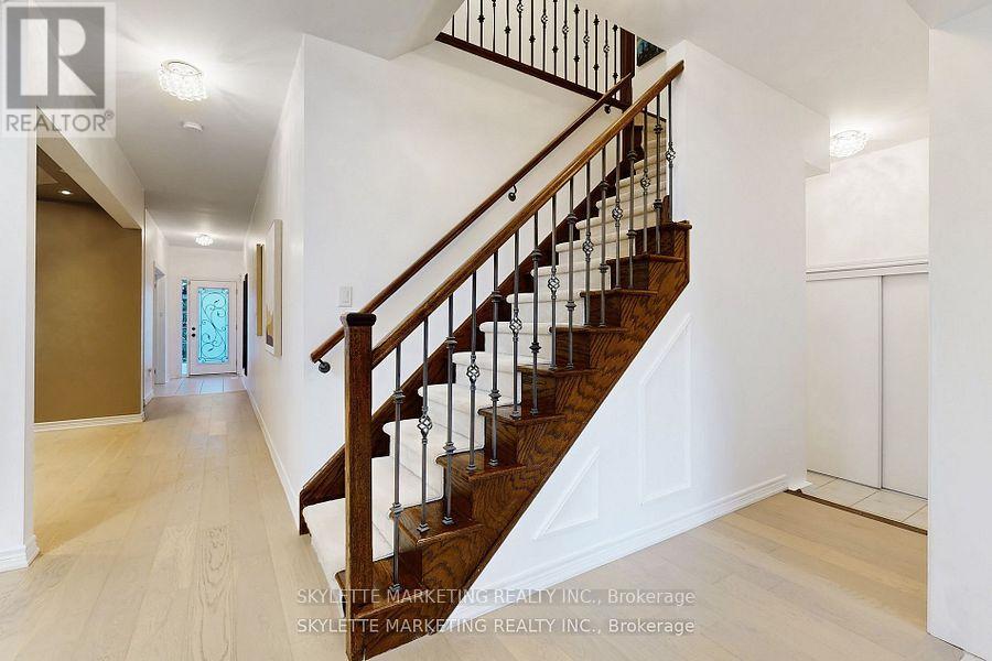 Photo 2 of 237 Woodspring Avenue, Newmarket ON