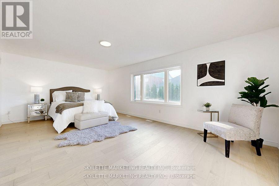 Photo 31 of 237 Woodspring Avenue, Newmarket ON