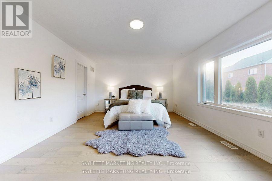 Photo 14 of 237 Woodspring Avenue, Newmarket ON