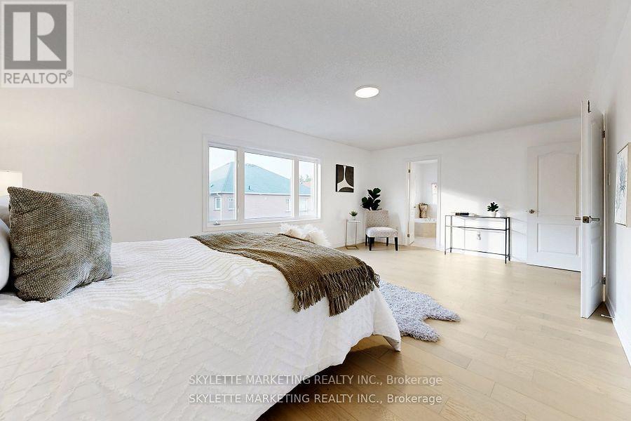 Photo 12 of 237 Woodspring Avenue, Newmarket ON