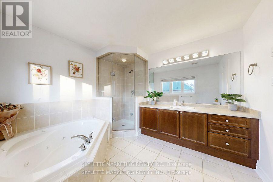 Photo 38 of 237 Woodspring Avenue, Newmarket ON