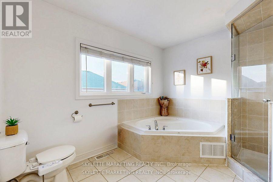 Photo 11 of 237 Woodspring Avenue, Newmarket ON