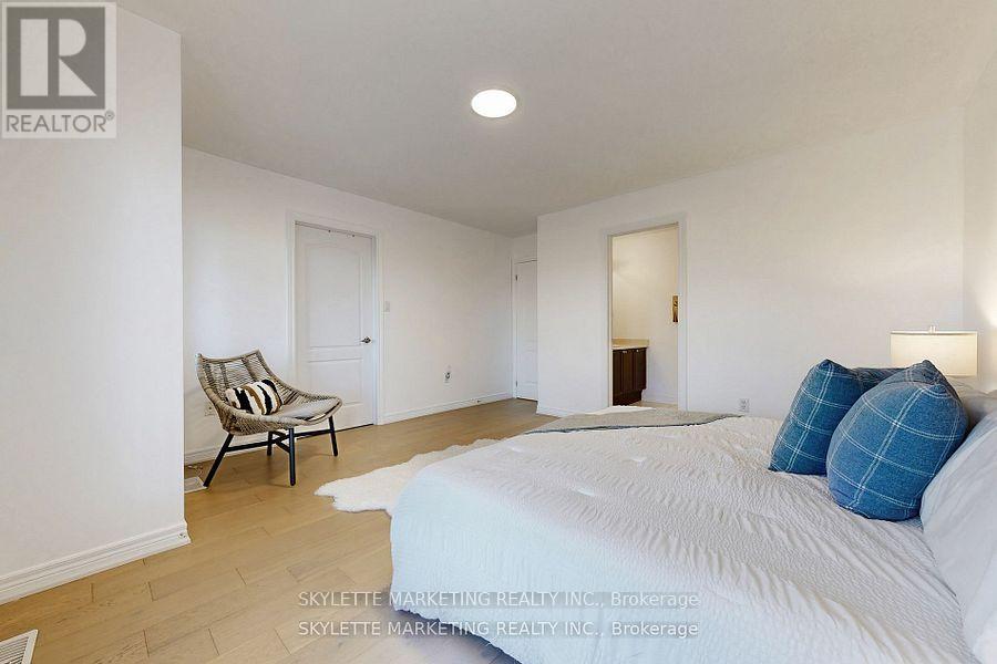 Photo 29 of 237 Woodspring Avenue, Newmarket ON