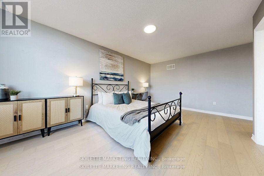 Photo 4 of 237 Woodspring Avenue, Newmarket ON