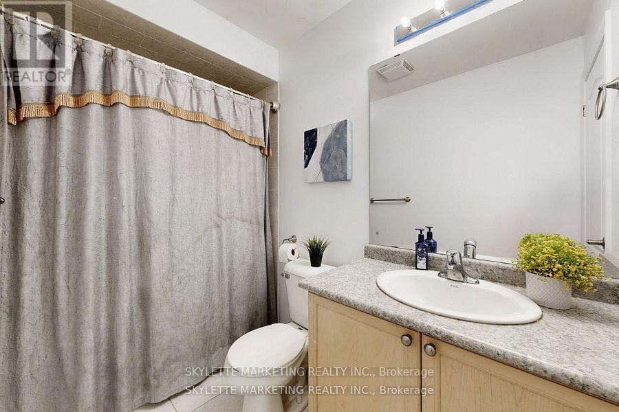 Photo 13 of 237 Woodspring Avenue, Newmarket ON