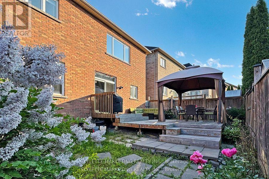 Photo 32 of 237 Woodspring Avenue, Newmarket ON