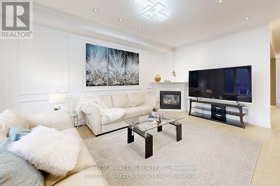 Photo 23 of 237 Woodspring Avenue, Newmarket ON