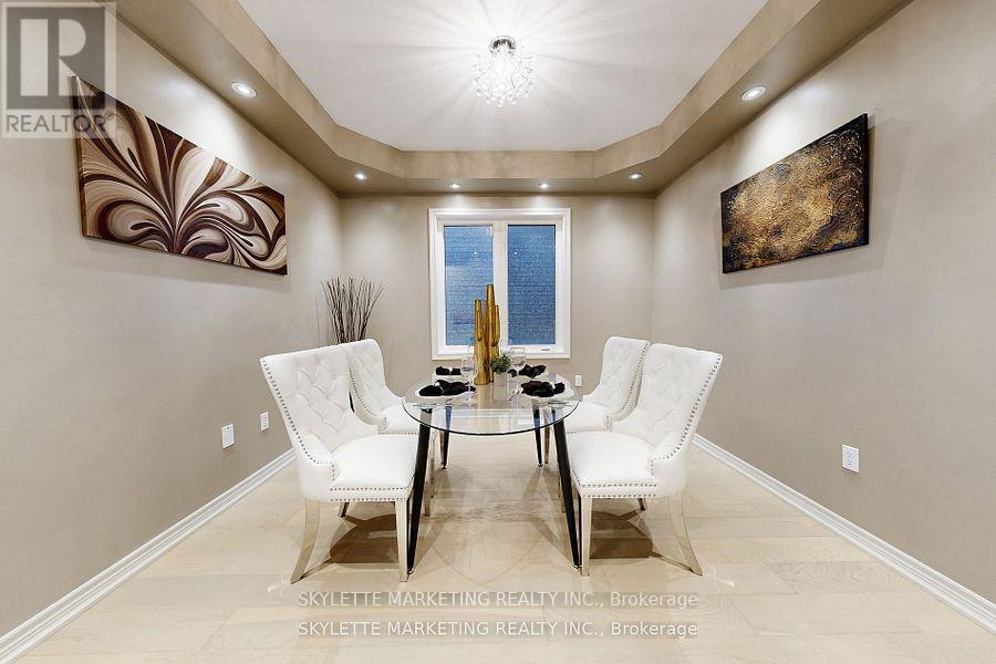 Photo 19 of 237 Woodspring Avenue, Newmarket ON