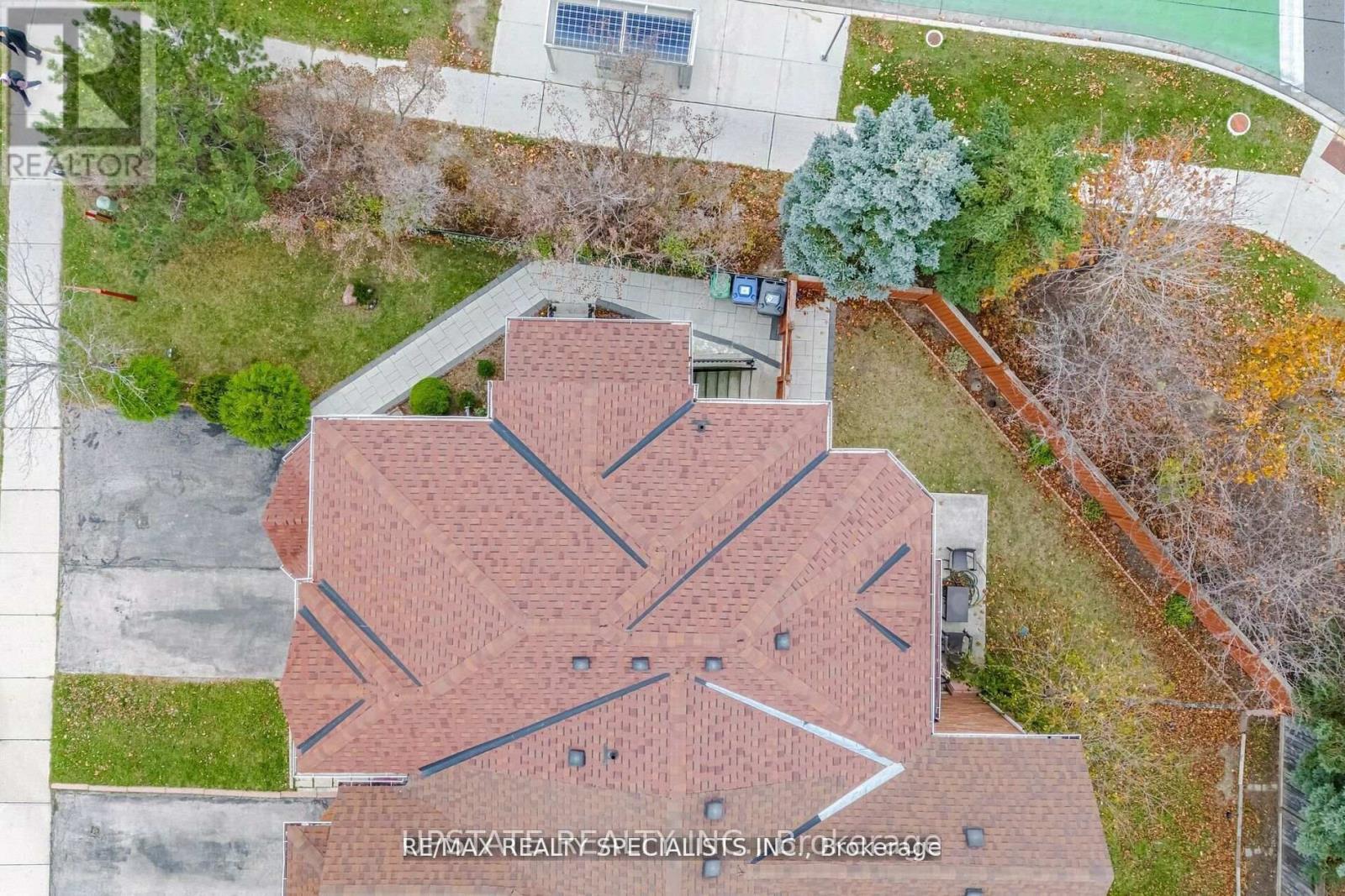 Photo 3 of 76 Thunderbird Trail, Brampton ON