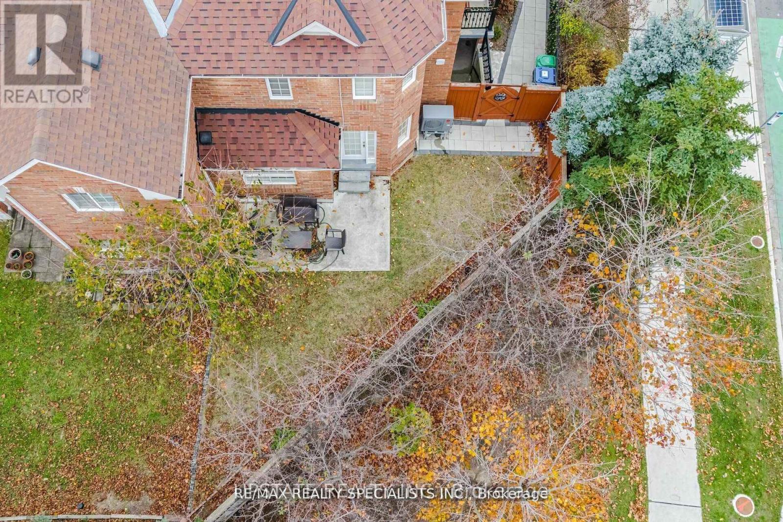 Photo 33 of 76 Thunderbird Trail, Brampton ON