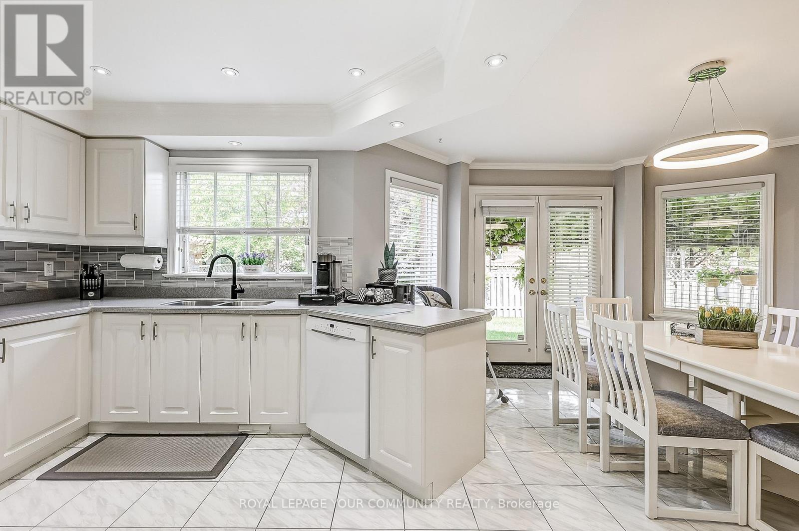 Photo 11 of 1045 Sherwood Mills Boulevard, Mississauga ON