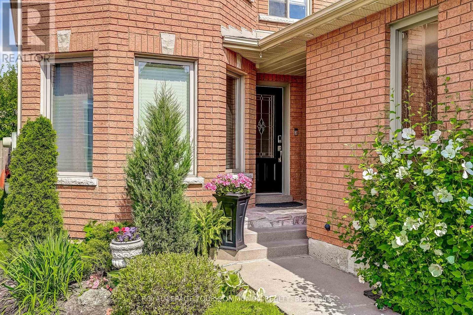 Photo 4 of 1045 Sherwood Mills Boulevard, Mississauga ON