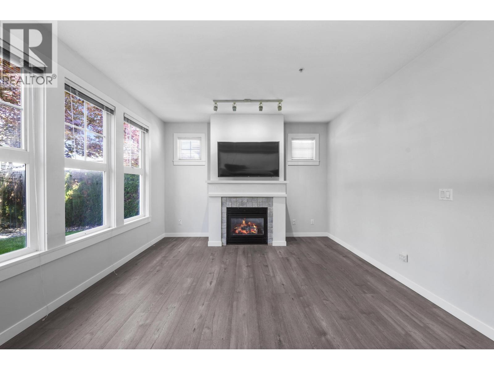 Photo 14 of 32 19452 Fraser Way, Pitt Meadows BC