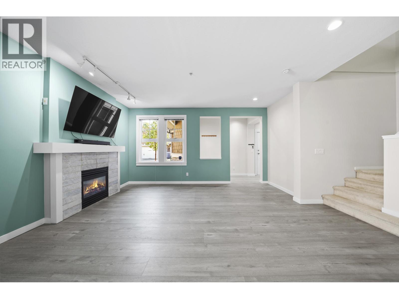 Photo 5 of 32 19452 Fraser Way, Pitt Meadows BC
