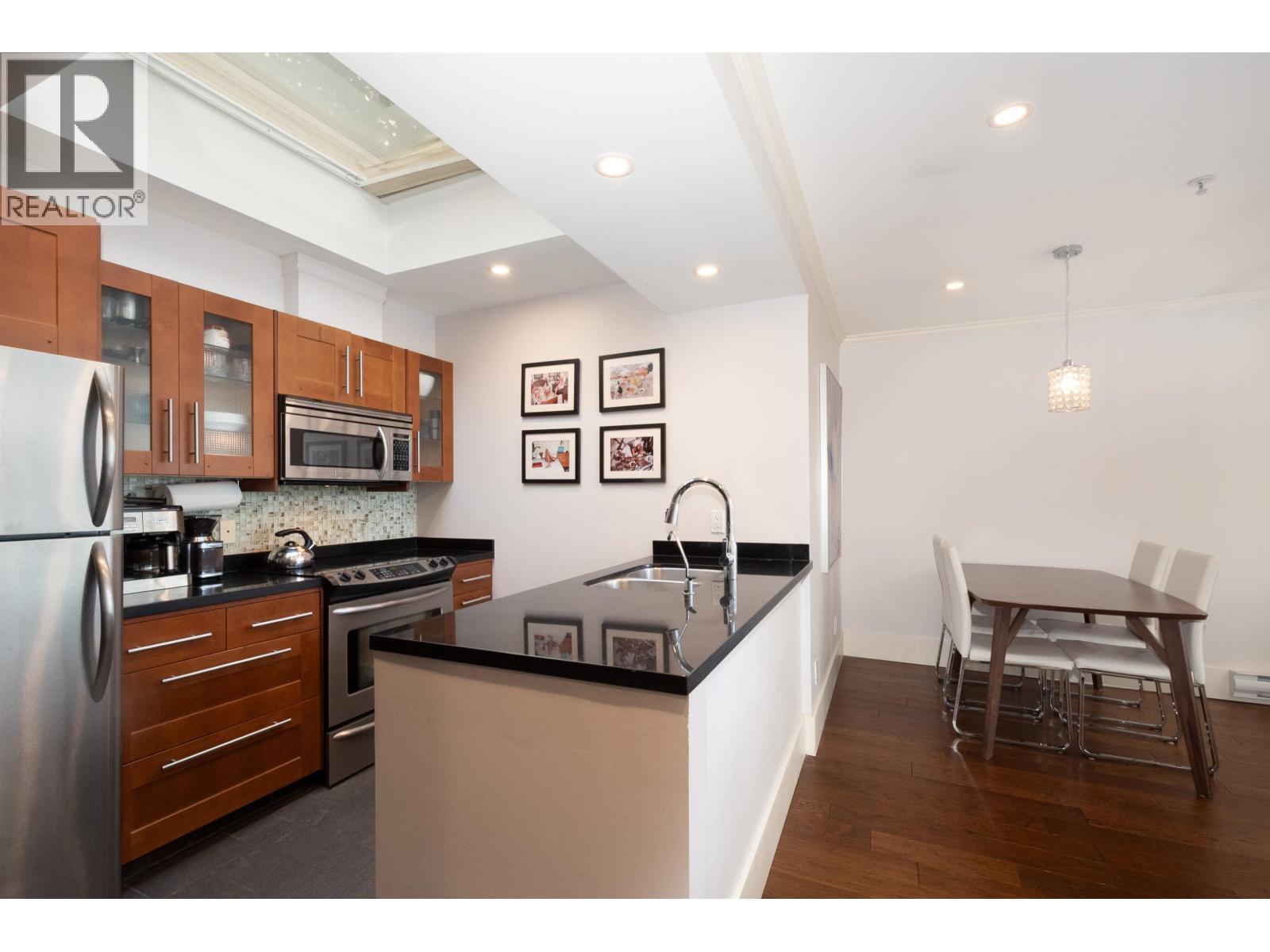 Photo 10 of 402 2250 W 3rd Avenue, Vancouver BC