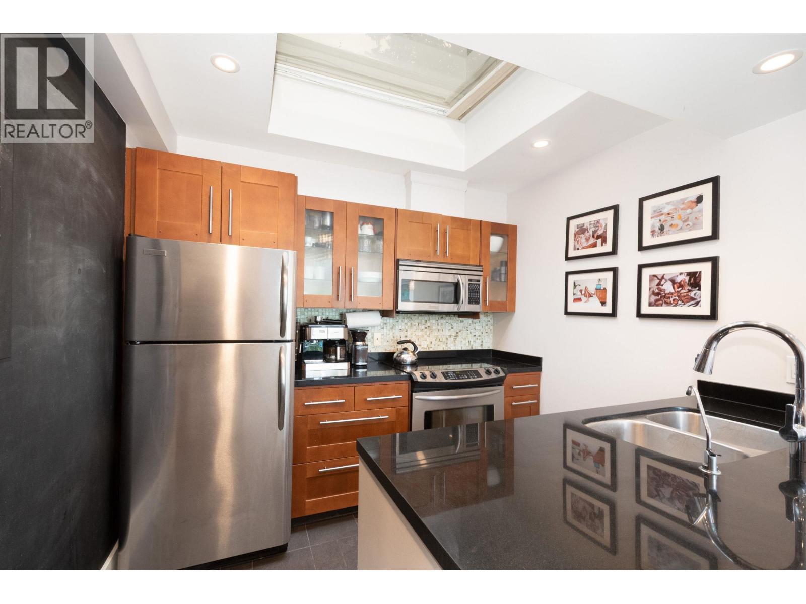 Photo 12 of 402 2250 W 3rd Avenue, Vancouver BC