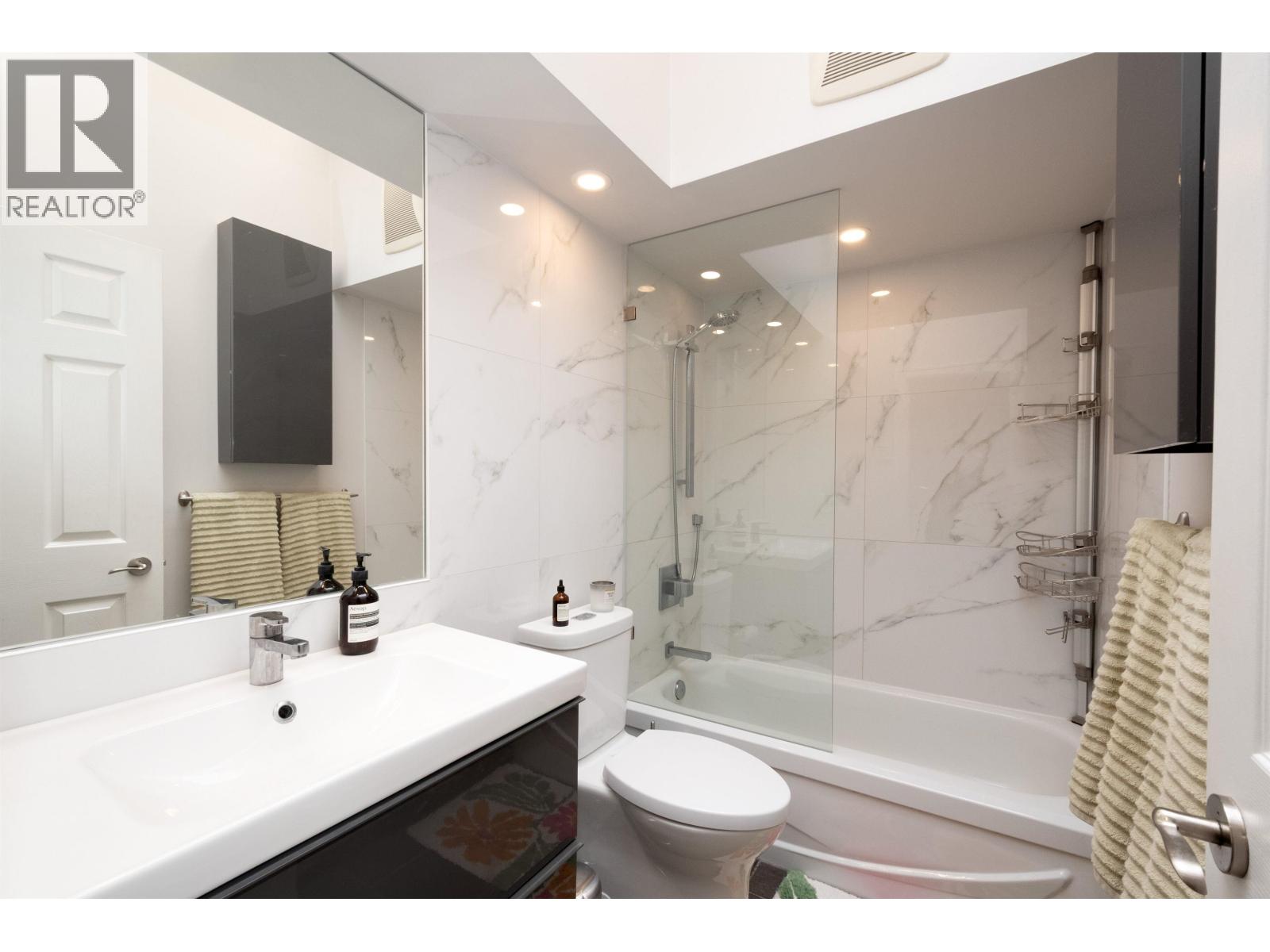 Photo 18 of 402 2250 W 3rd Avenue, Vancouver BC