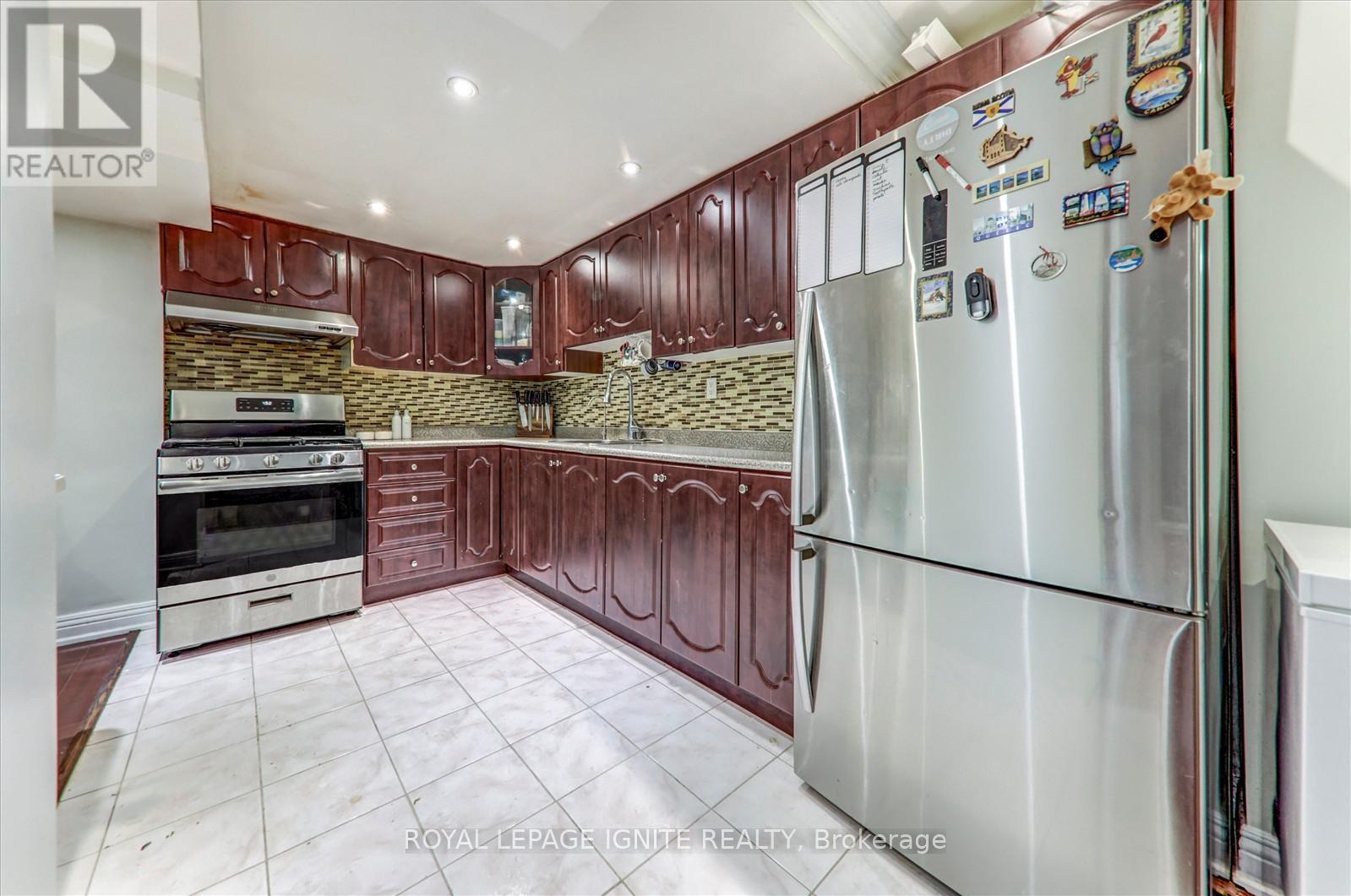 Photo 32 of 52 Bernbridge Road, Markham ON