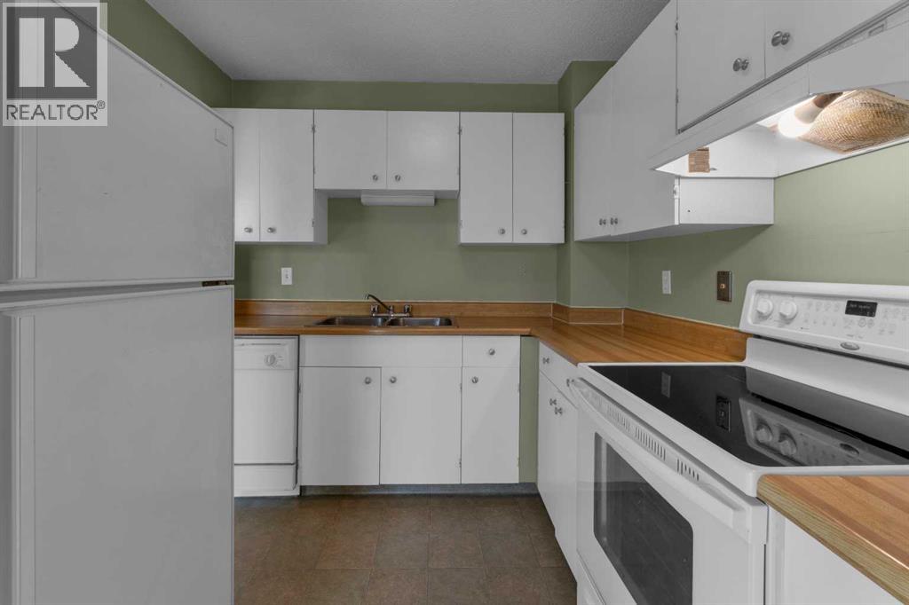 Single Family House for Sale in   Silver Crest Drive NW Silver Springs Calgary 