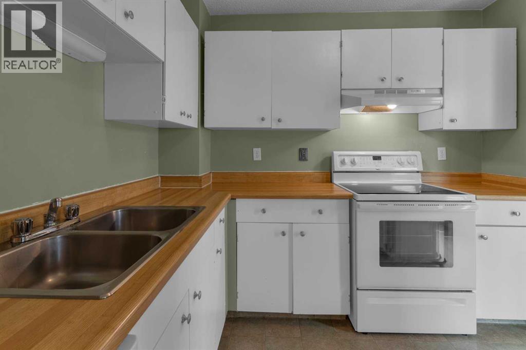 Single Family House for Sale in   Silver Crest Drive NW Silver Springs Calgary 