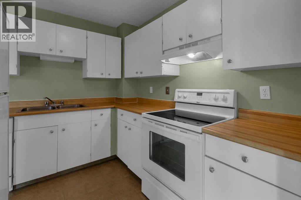 Single Family House for Sale in   Silver Crest Drive NW Silver Springs Calgary 