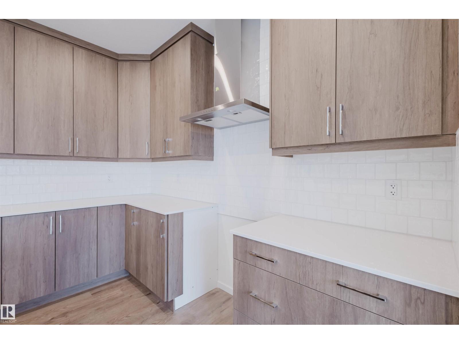 Photo 10 of 2040 209 St Nw, Edmonton AB