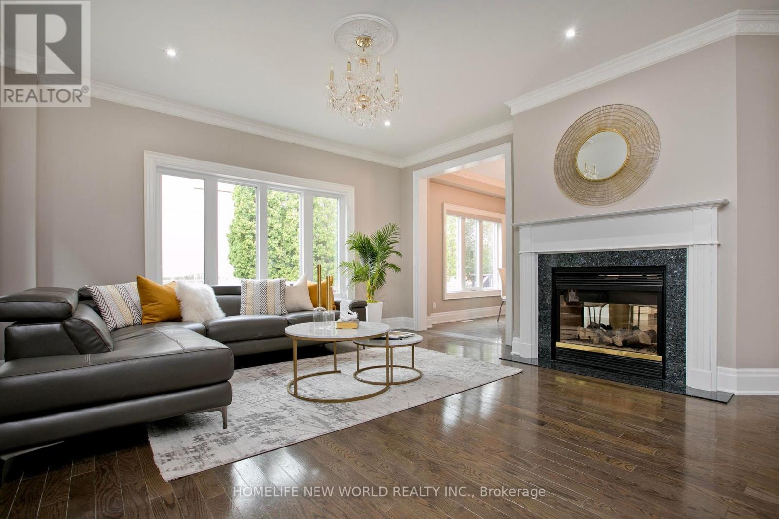 Photo 11 of 64 Clarendon Drive, Richmond Hill ON