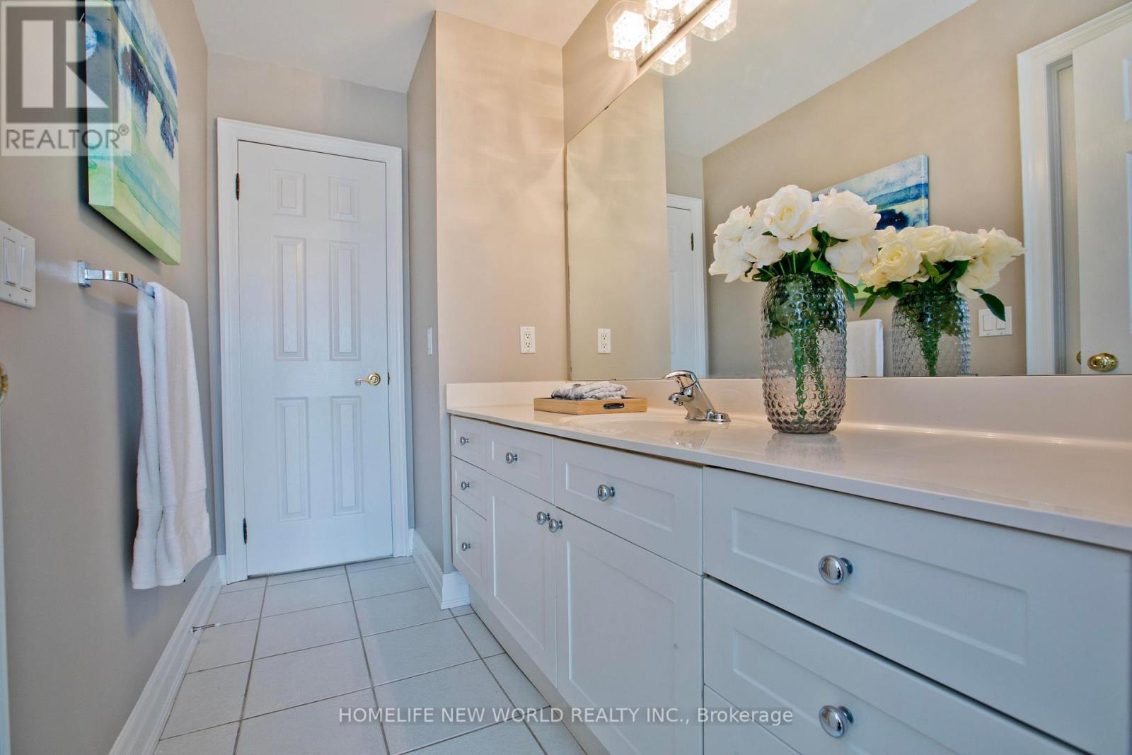 Photo 23 of 64 Clarendon Drive, Richmond Hill ON