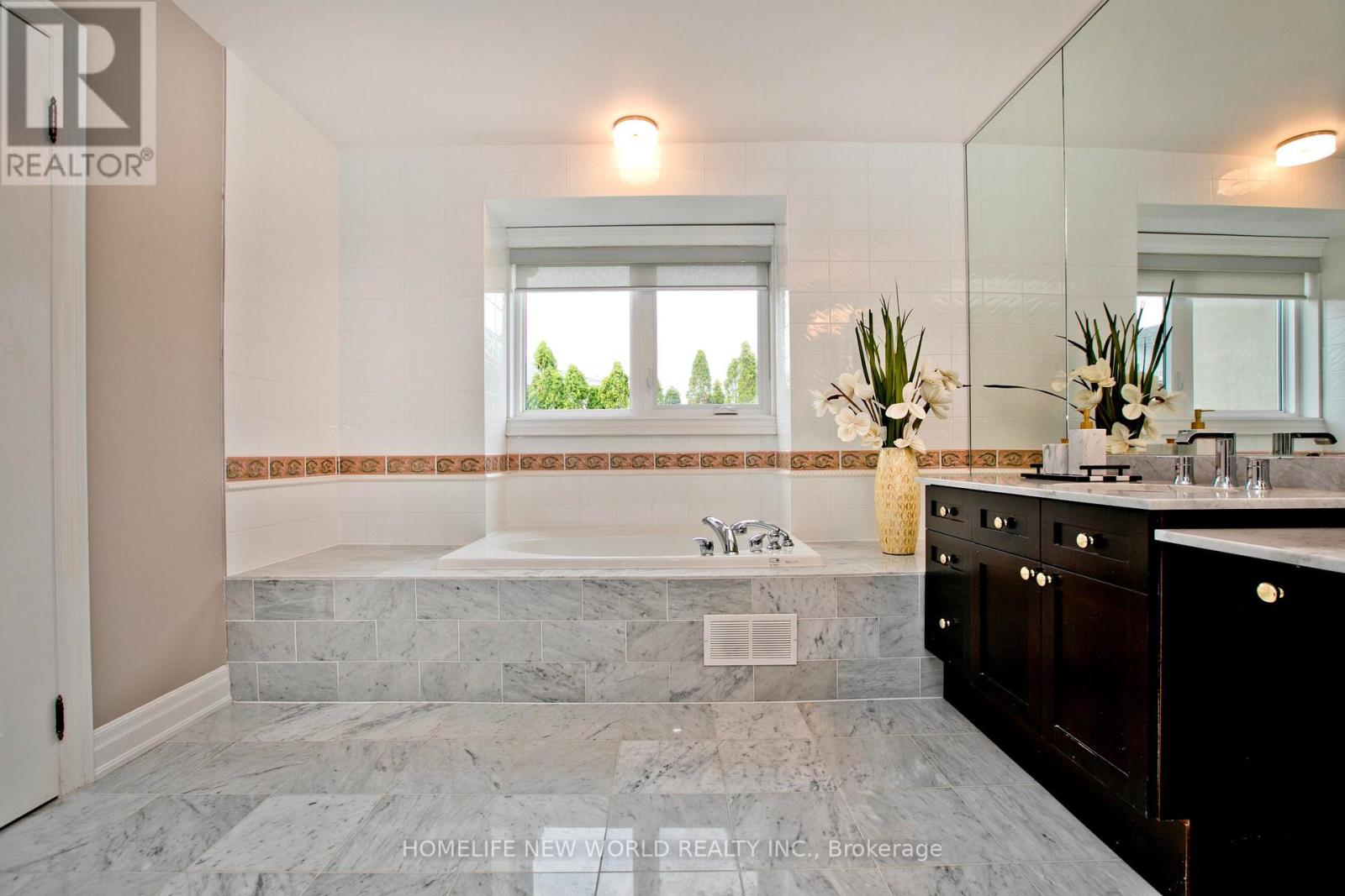 Photo 16 of 64 Clarendon Drive, Richmond Hill ON