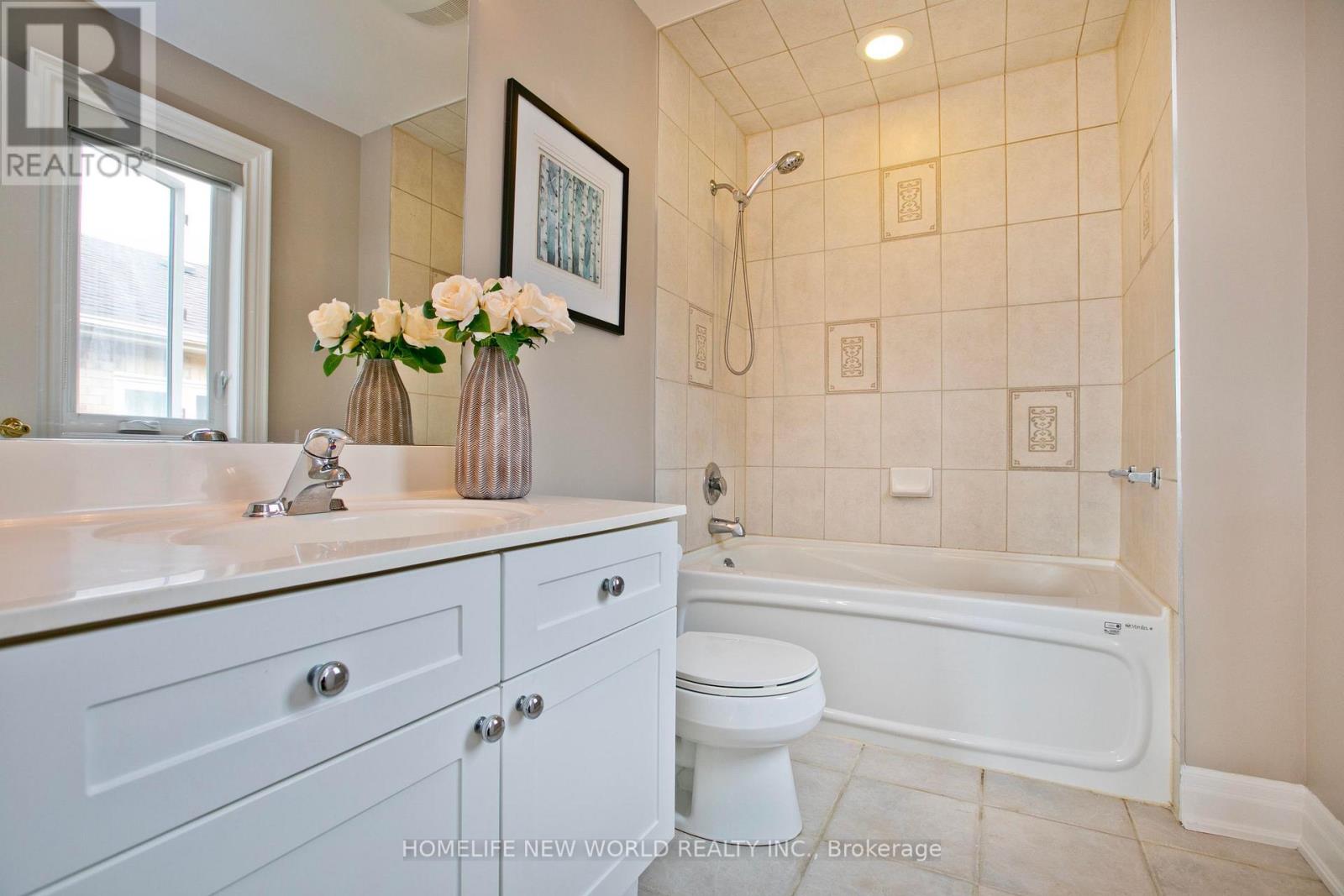 Photo 4 of 64 Clarendon Drive, Richmond Hill ON