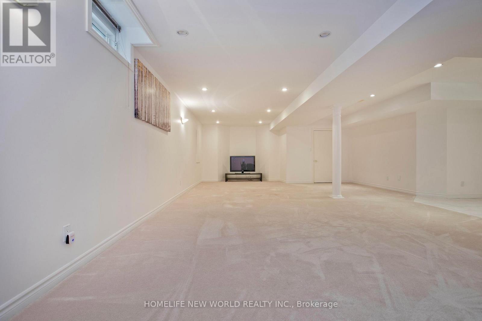 Photo 13 of 64 Clarendon Drive, Richmond Hill ON