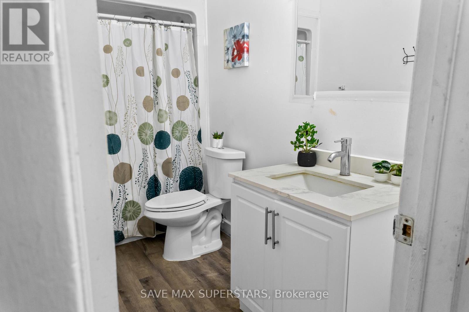 Photo 17 of 71 College Crescent, Barrie ON