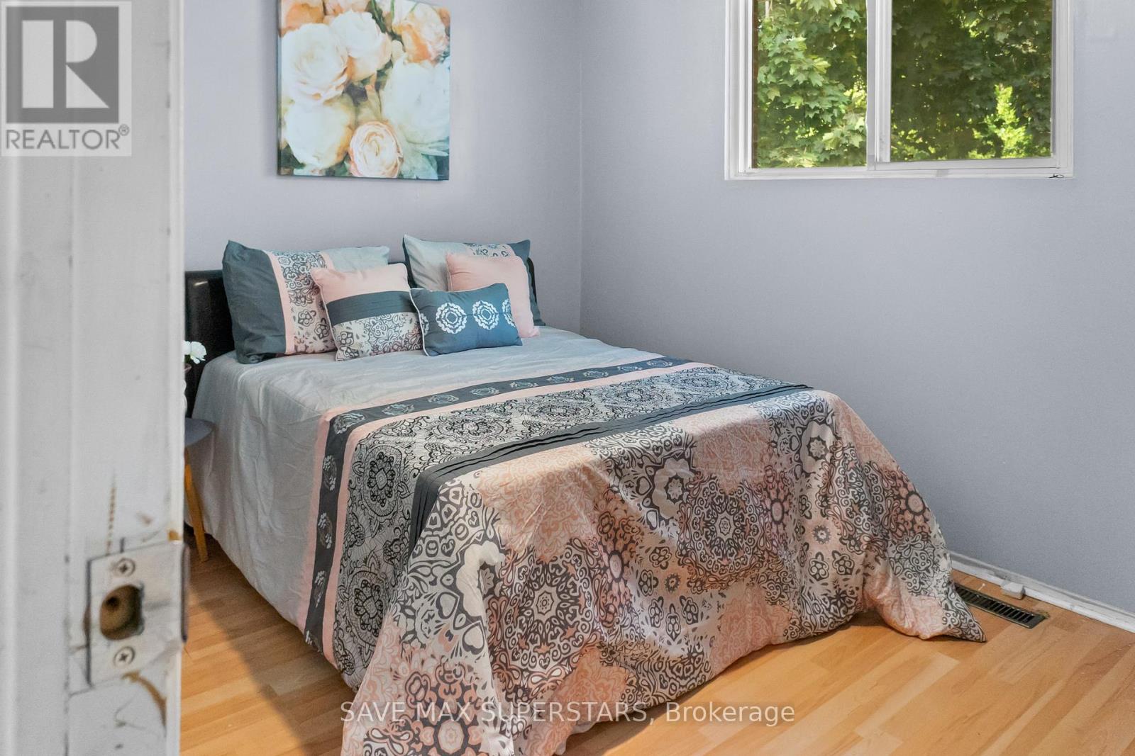 Photo 20 of 71 College Crescent, Barrie ON