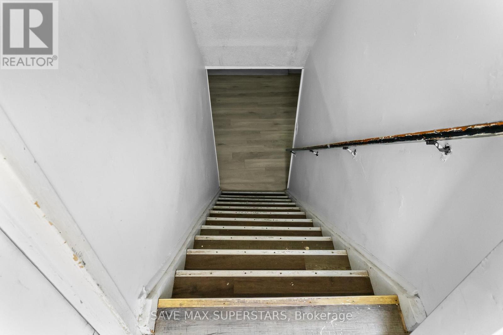 Photo 21 of 71 College Crescent, Barrie ON