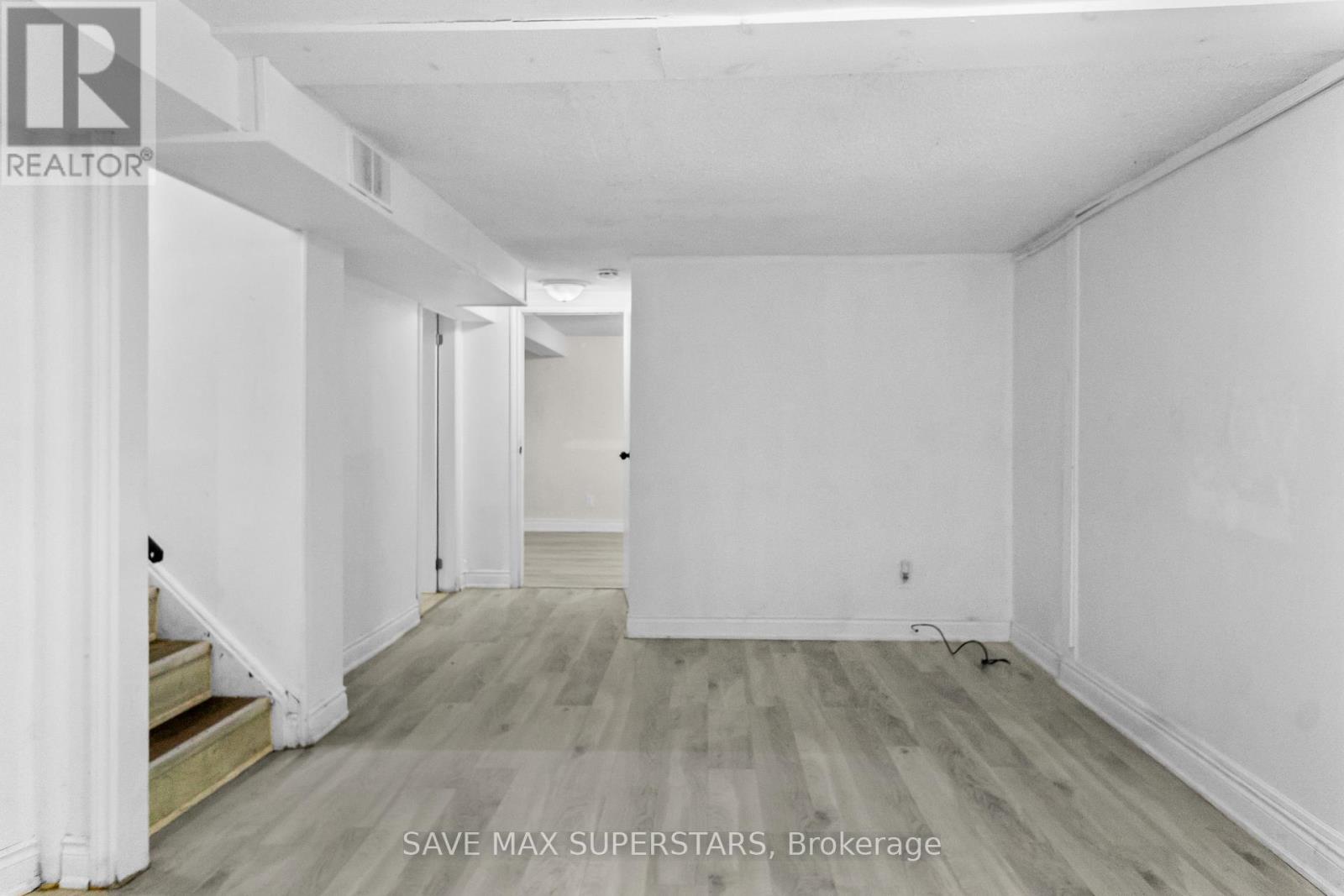 Photo 24 of 71 College Crescent, Barrie ON