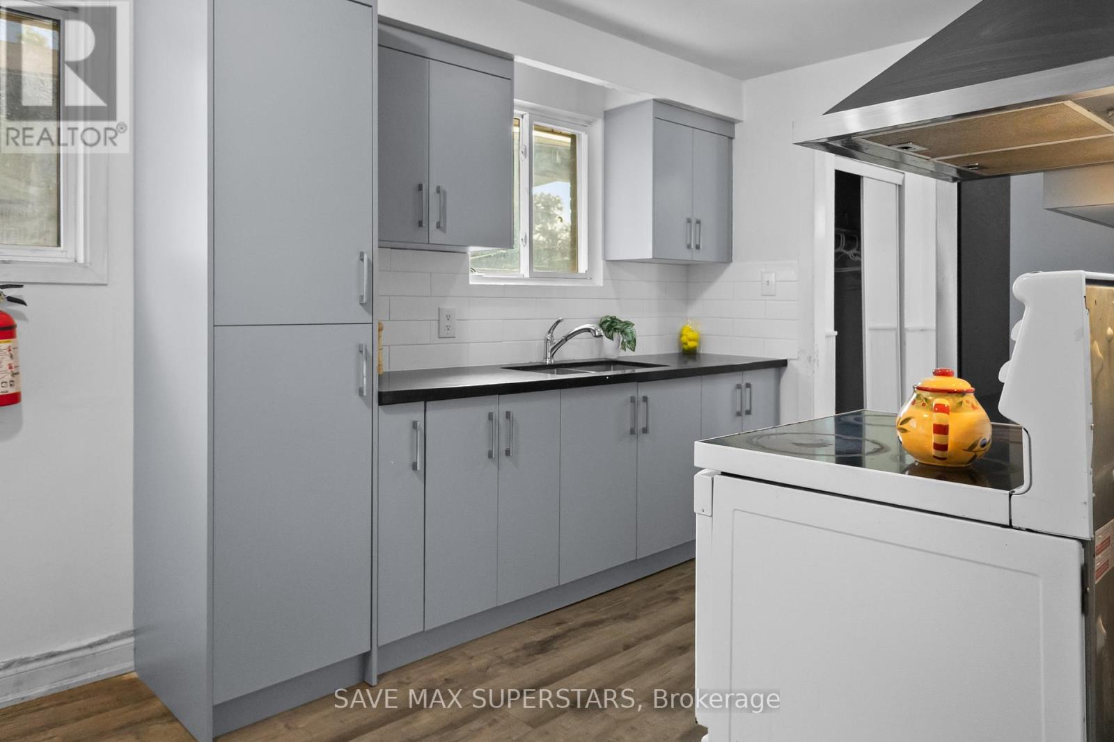 Photo 9 of 71 College Crescent, Barrie ON