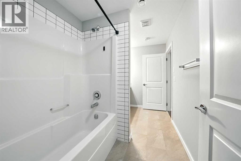 Photo 4 of 100 44 Reid Court, Sylvan Lake AB