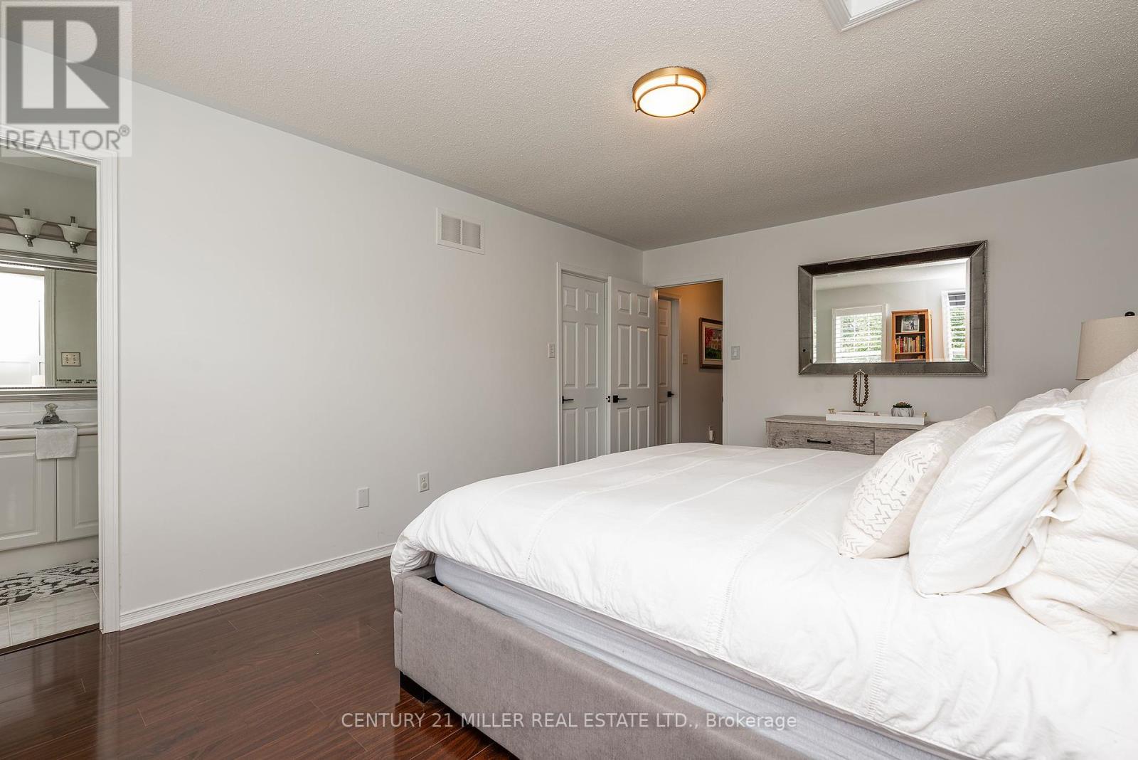 Photo 18 of 203 Gatwick Drive, Oakville ON