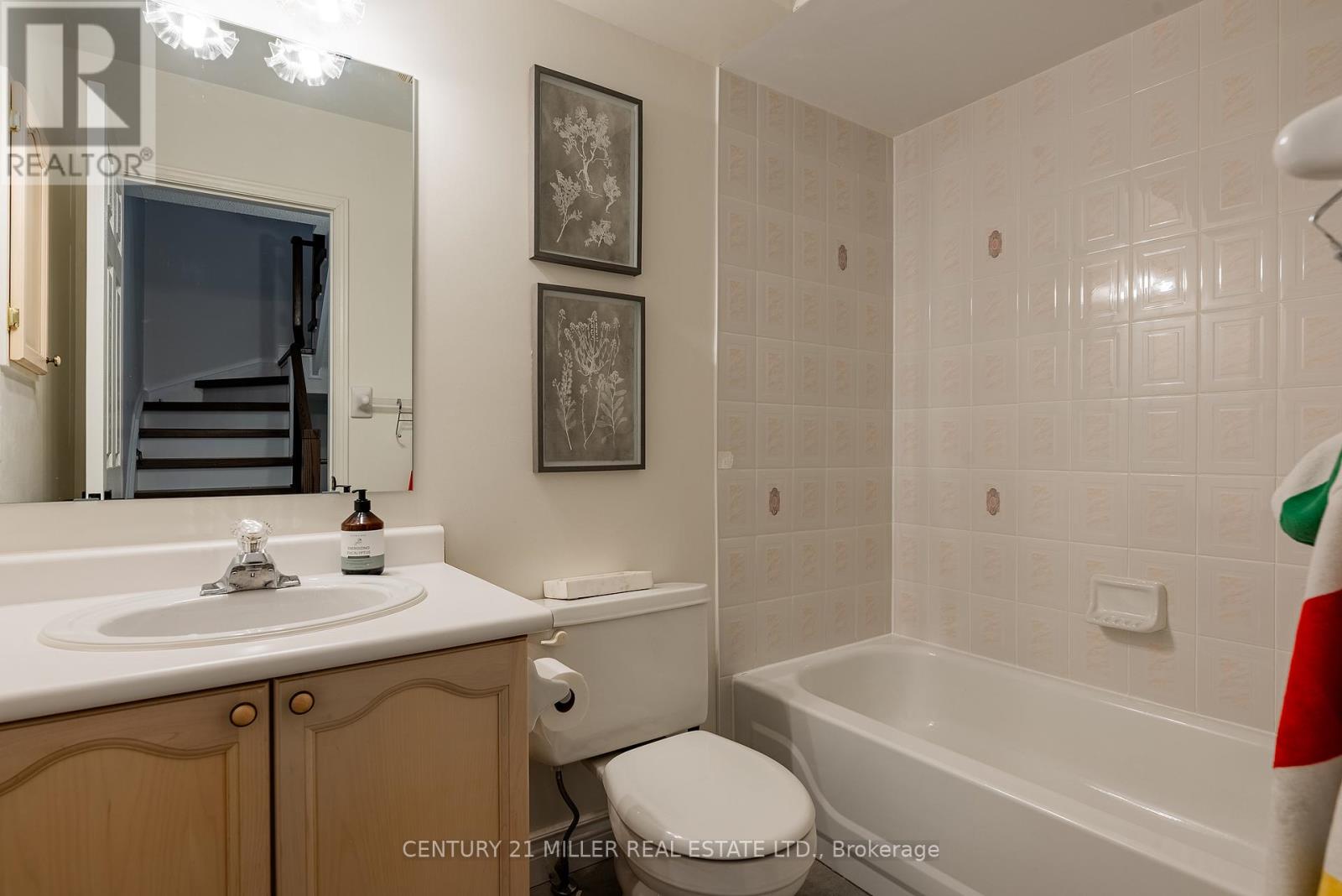Photo 22 of 203 Gatwick Drive, Oakville ON